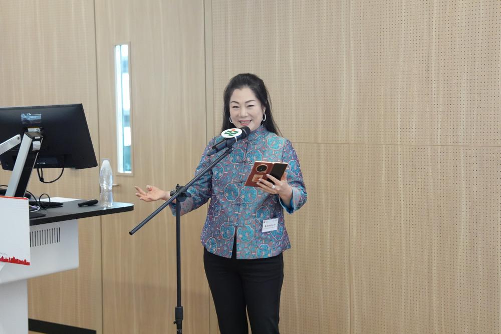 第十四届全国政协委员、香港善德基金会荣誉主席董吴玲玲女士发表演讲