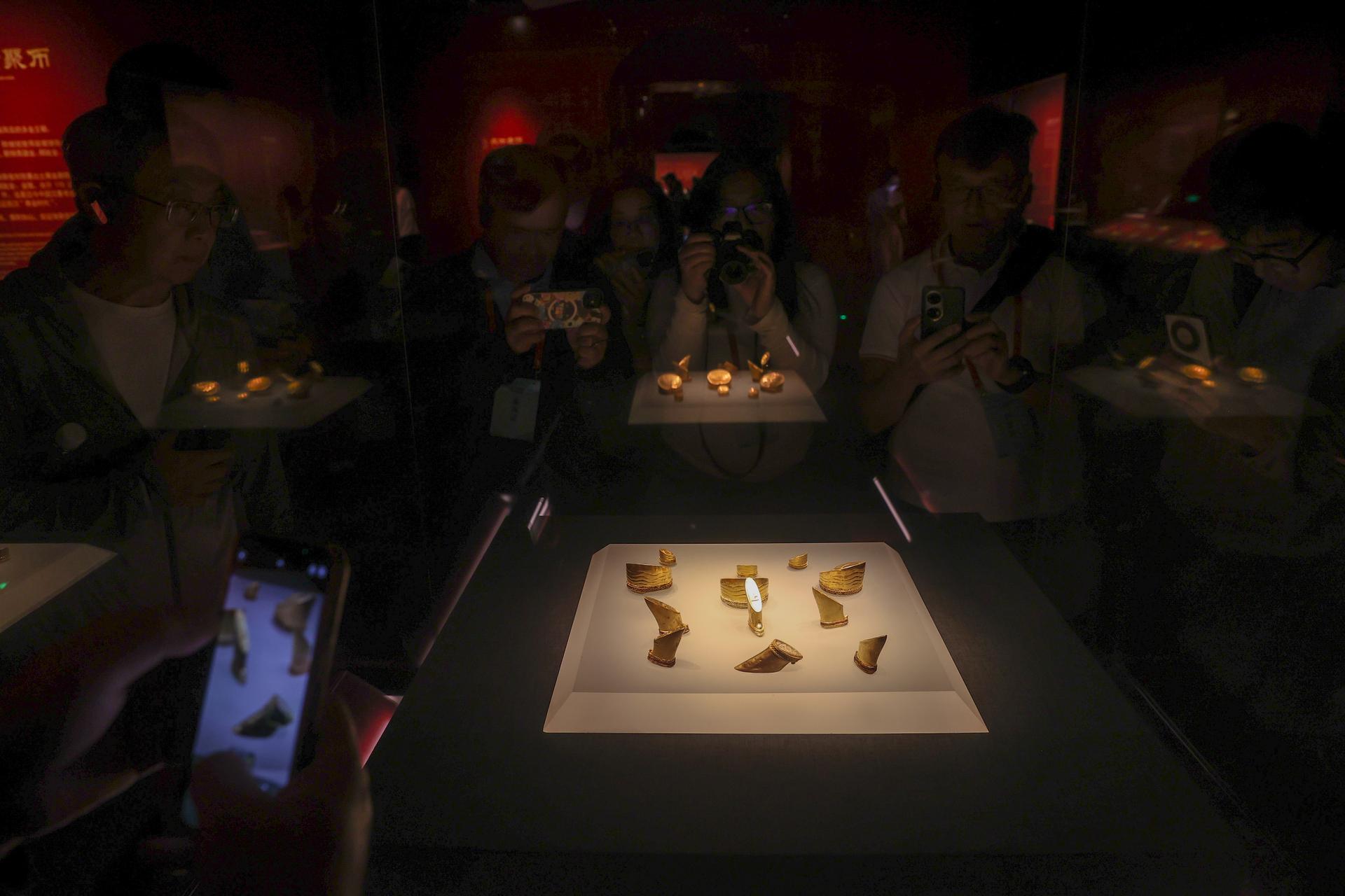 5月16日，海外華文媒體高層在南昌漢代海昏侯國遺址博物館參觀展出的大小褭蹏金、麟趾金。
