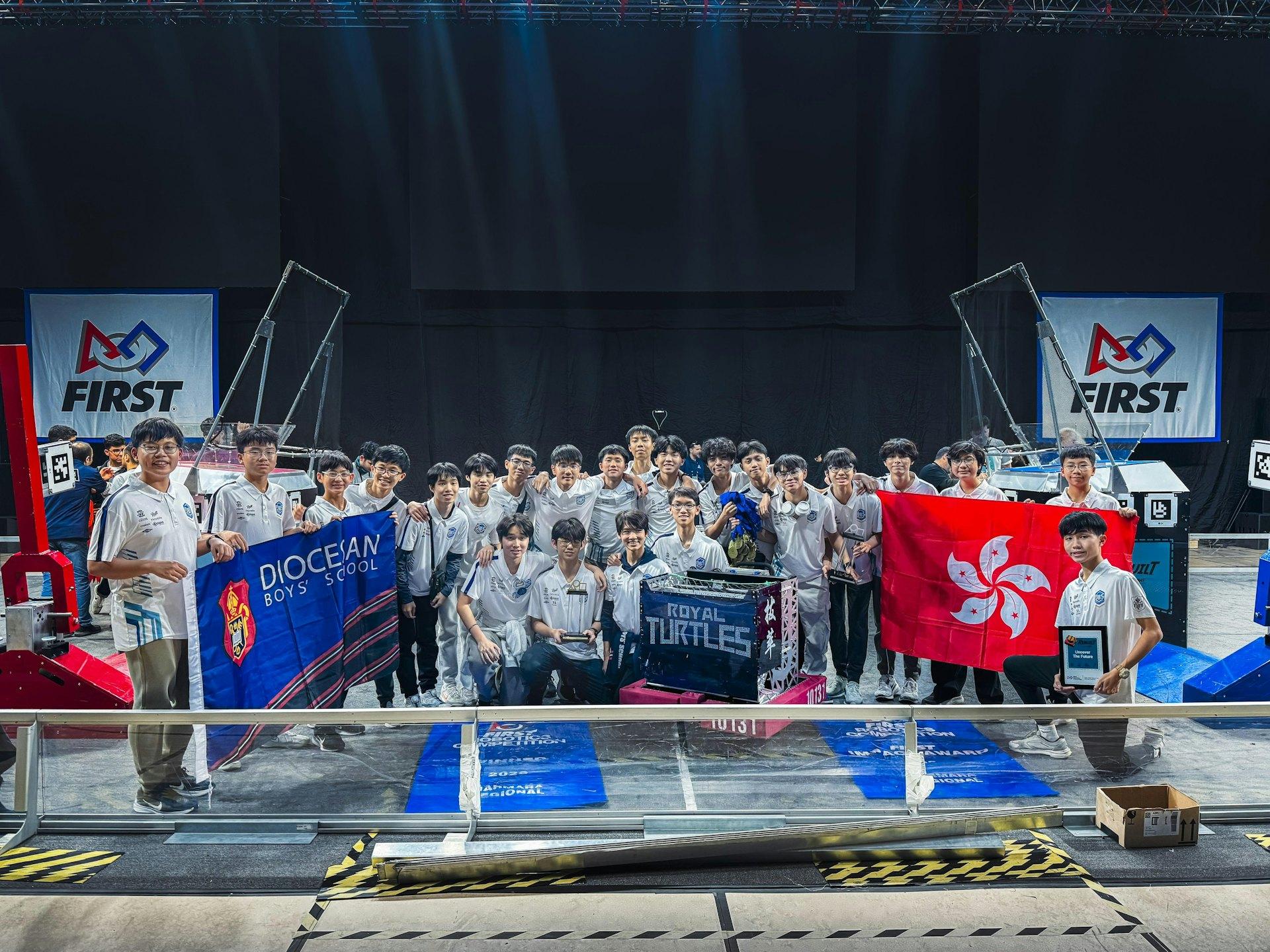 拔萃男書院機械人隊出戰「國際青少年機械人競賽」土耳其賽區，成香港首支取得冠軍旗幟的隊伍，亦同時榮獲賽事最高殊榮「Impact Award」。（學校提供圖片）