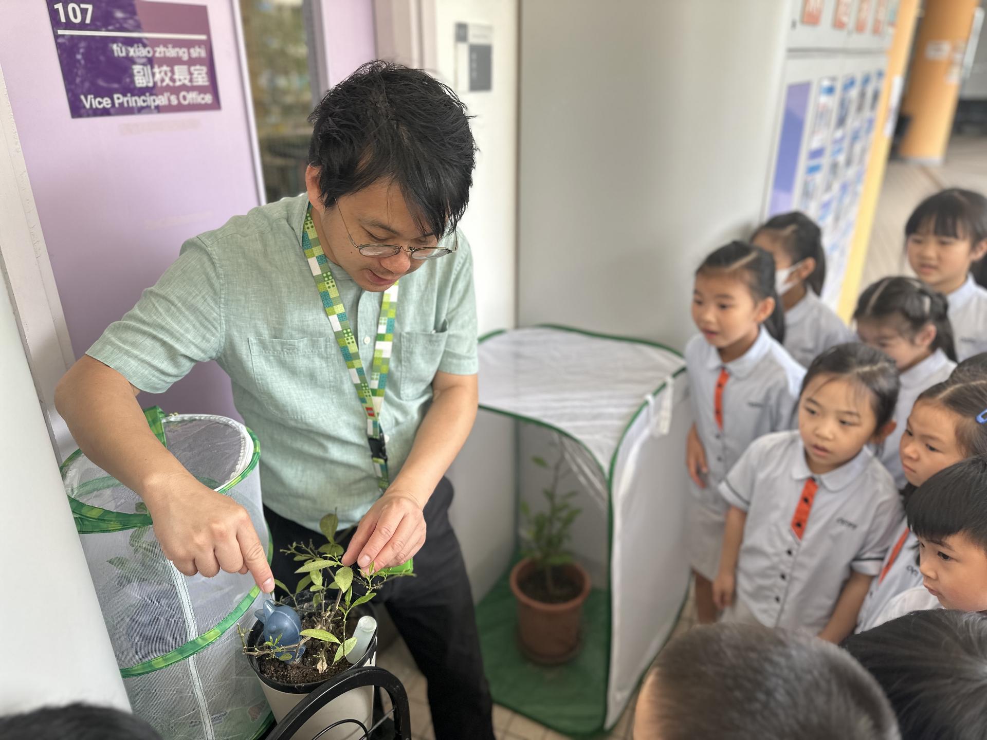 2. 雷智明副校长于副校长室外打造“幼虫观察站”