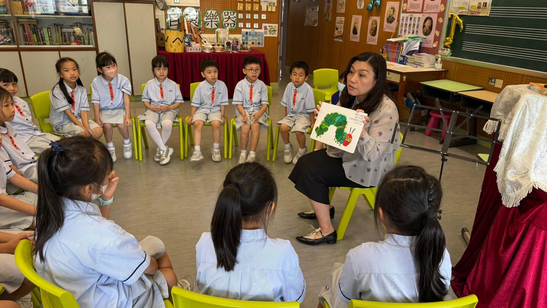 19. 谢家盈校长利用著名绘本《The Very Hungry Caterpillar》与学生们说故事