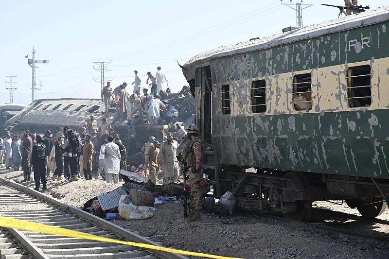 巴基斯坦一客運列車遭爆炸襲擊,已至少24人死亡