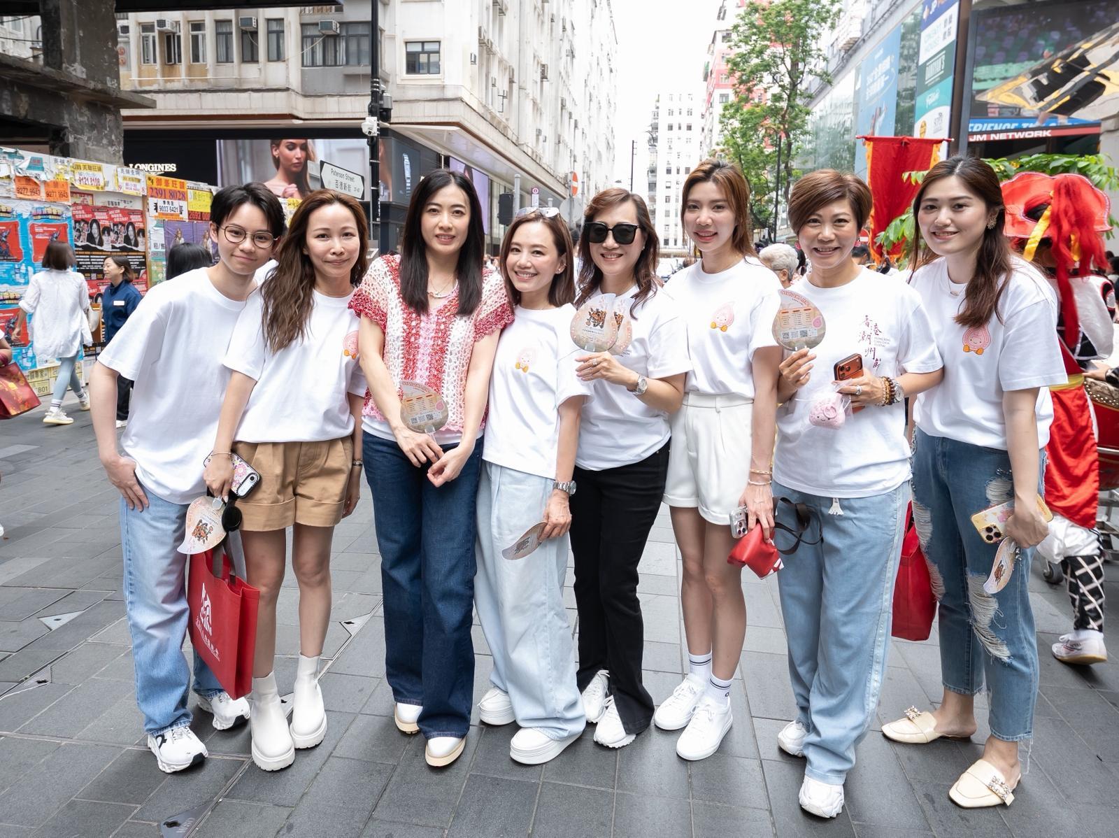 甘比(陈凯韵)、潮总副主席杨玳诗、陈香莲等在铜锣湾落力宣传“香港潮州节”.jpeg