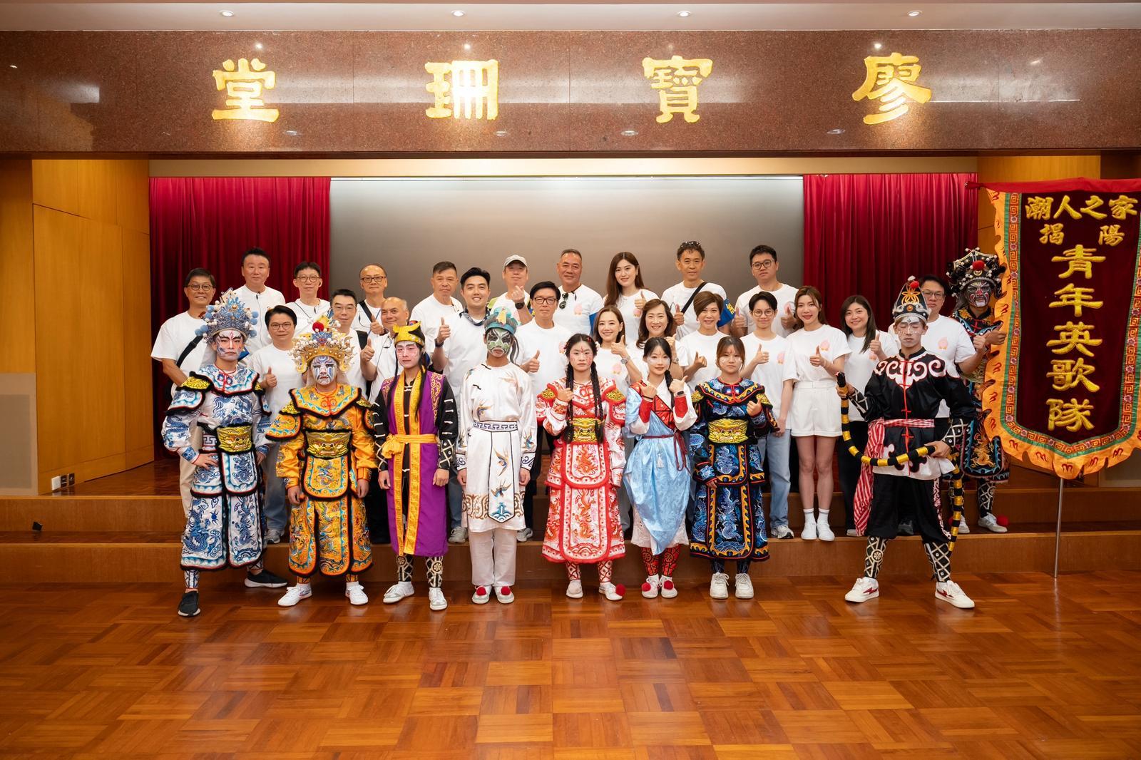 潮总代表与英歌队精神奕奕准备出发
