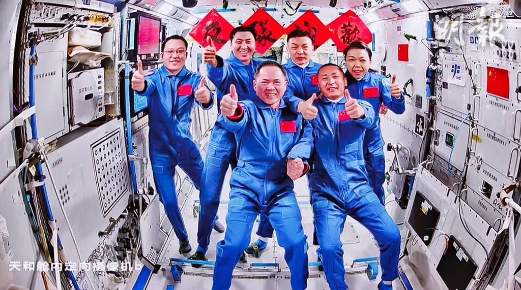 神舟23号｜神舟23号顺利进驻太空站与神舟21乘组“太空会师”拍全家福【短片】 (09:07) - 20260525 - 两岸- 即时新闻- 明报新闻网