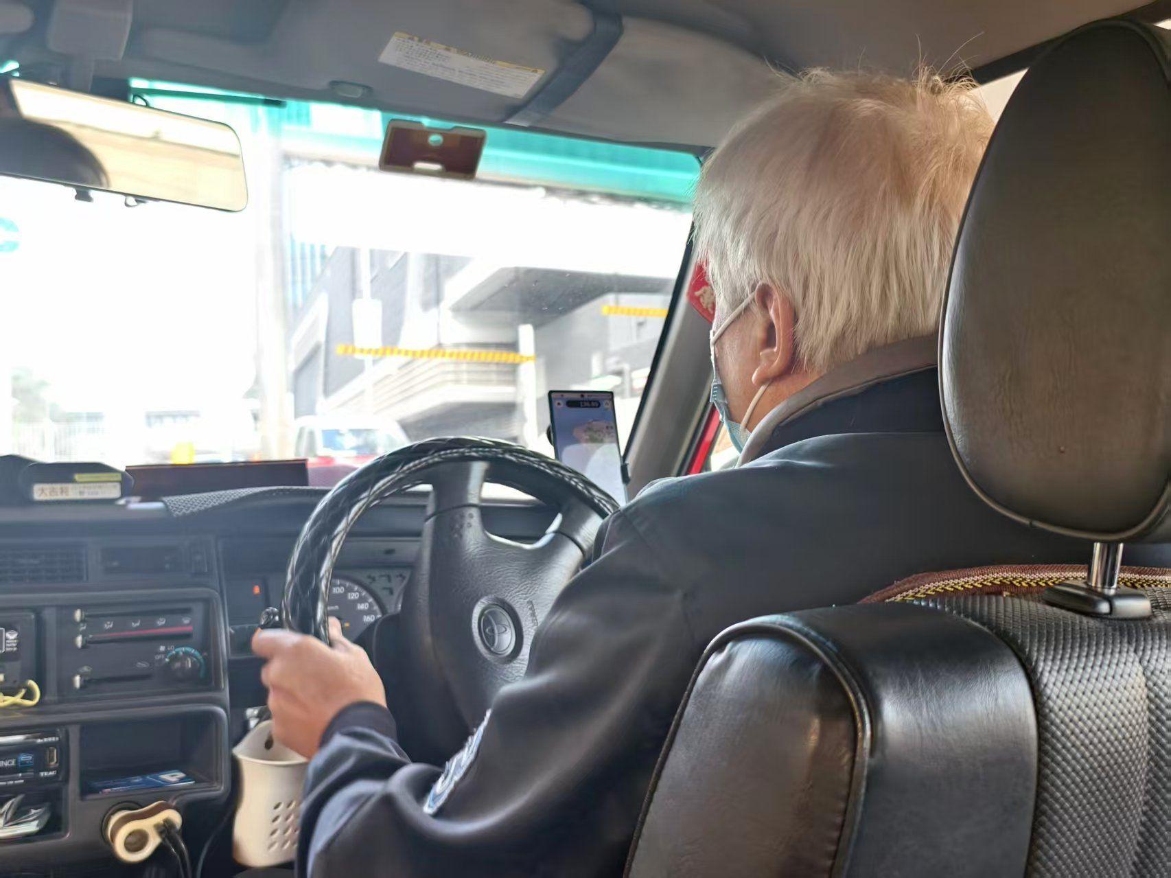 “平均年龄58岁”:香港的士司机,与养老的方向盘-紫荆网