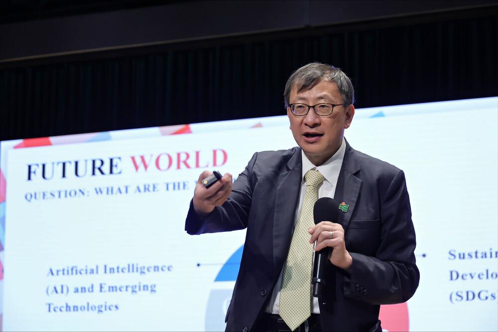 教大校长兼会议主办单位——应用政策研究及教育未来学院（AAPSEF）与教育发展与创新学院（AEDI）总监李子建教授致辞及发表主题演讲