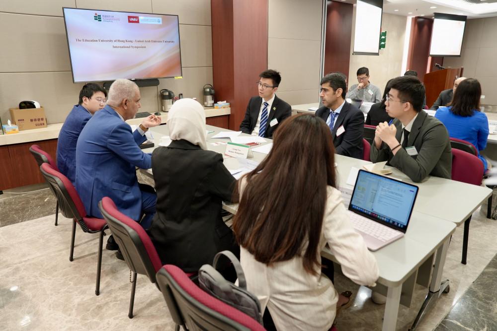 教大学者与阿联酋大学代表围绕“工商管理”进行小组讨论 
