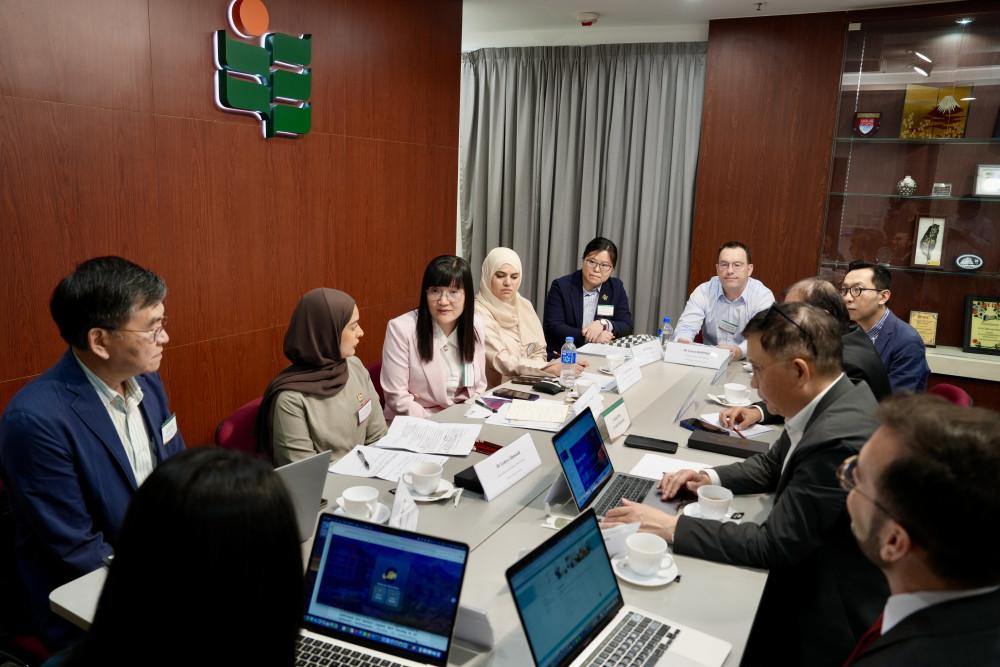 教大学者与阿联酋大学代表围绕“人工智能与教育”进行小组讨论 