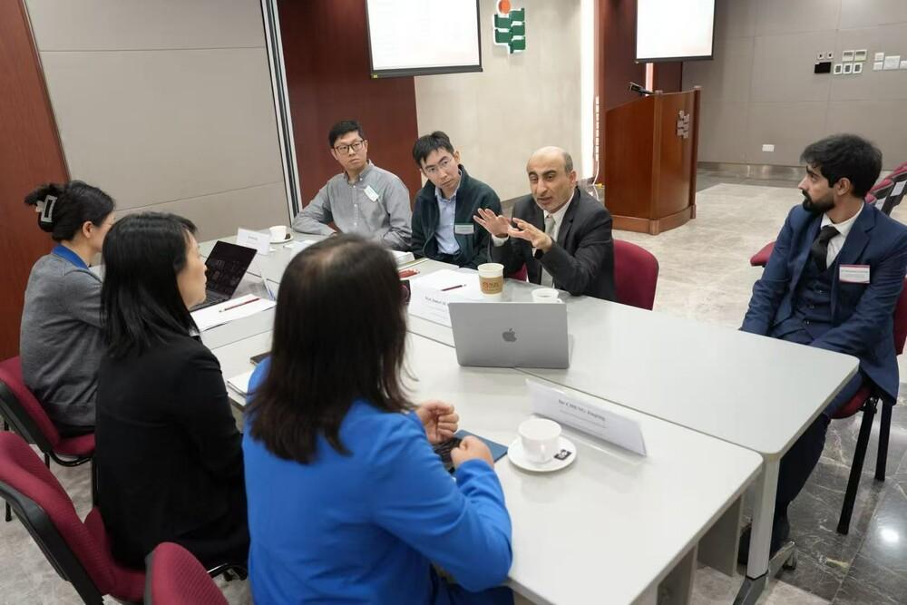 教大学者与阿联酋大学代表围绕“科学与环境研究”进行小组讨论
