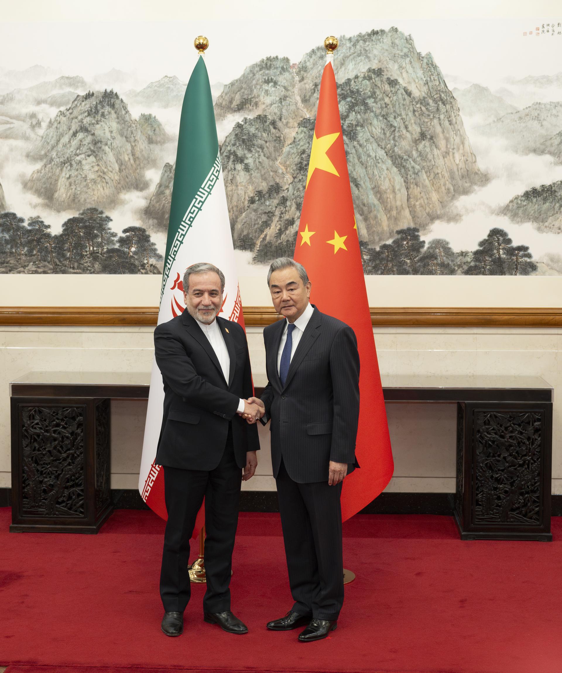 （XHDW）（1）王毅同伊朗外长阿拉格齐会谈XxjpsgC000025_20260506_PEPFN0A001