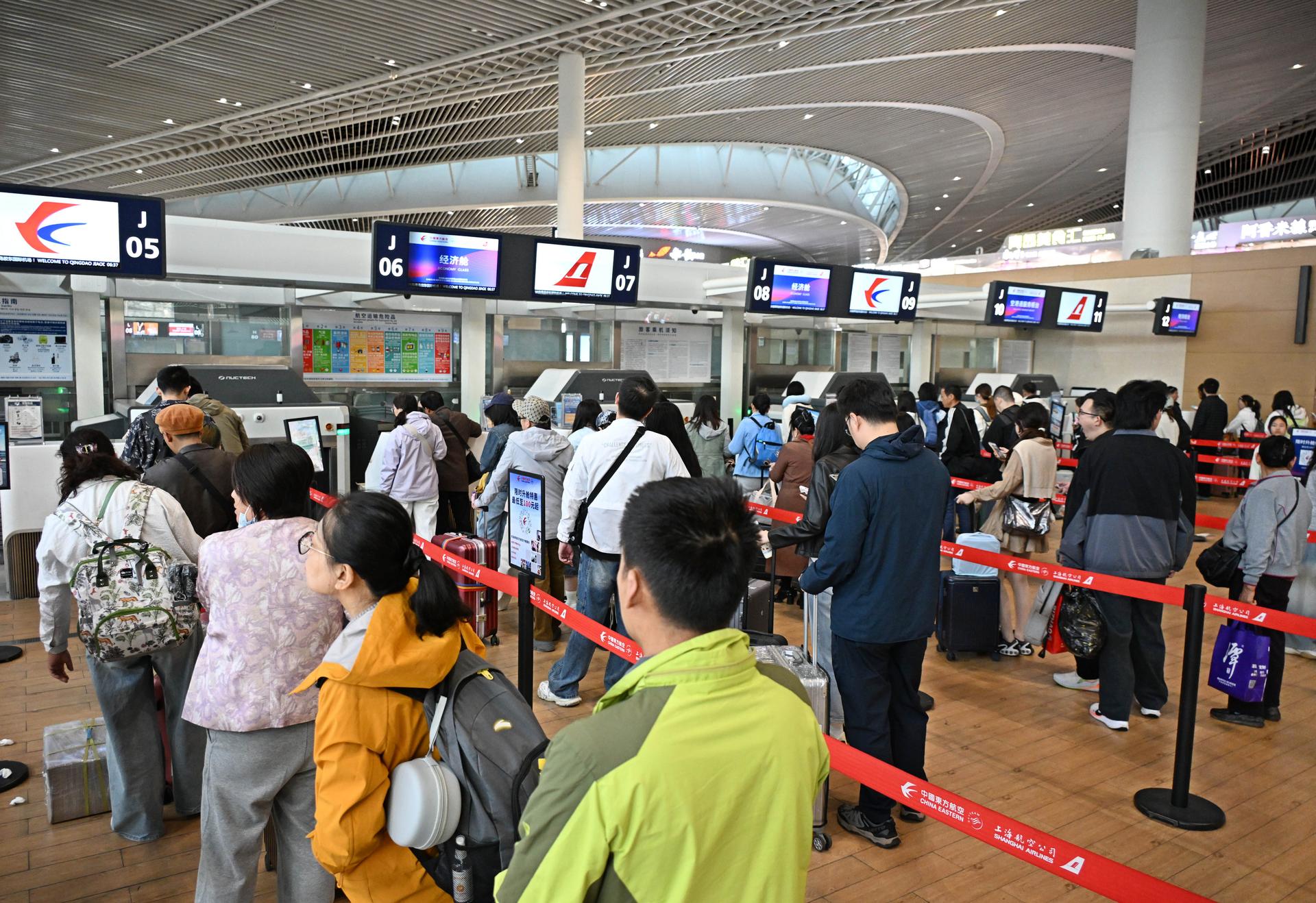 “五一”假期首日迎来出行高峰（1）XxjpsgC000307_20260501_PEPFN0A001