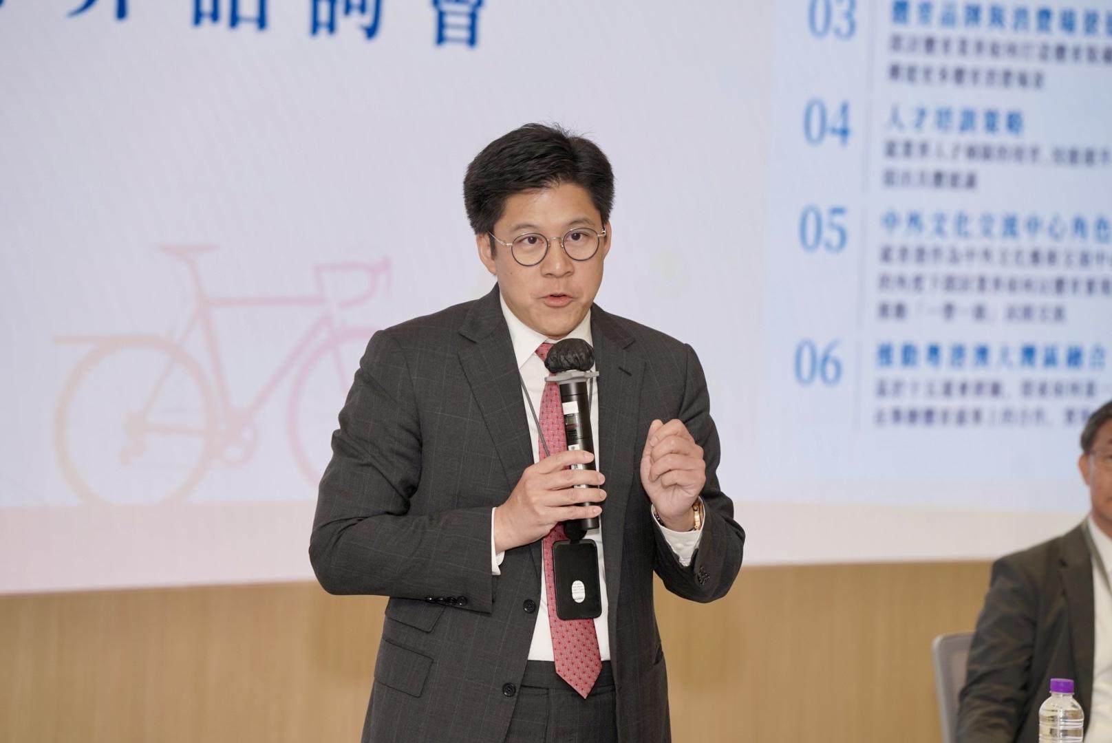 11 立法会议员霍启刚（体育、演艺、文化及出版界功能界别）举办的“香港五年规划”体育界咨询会