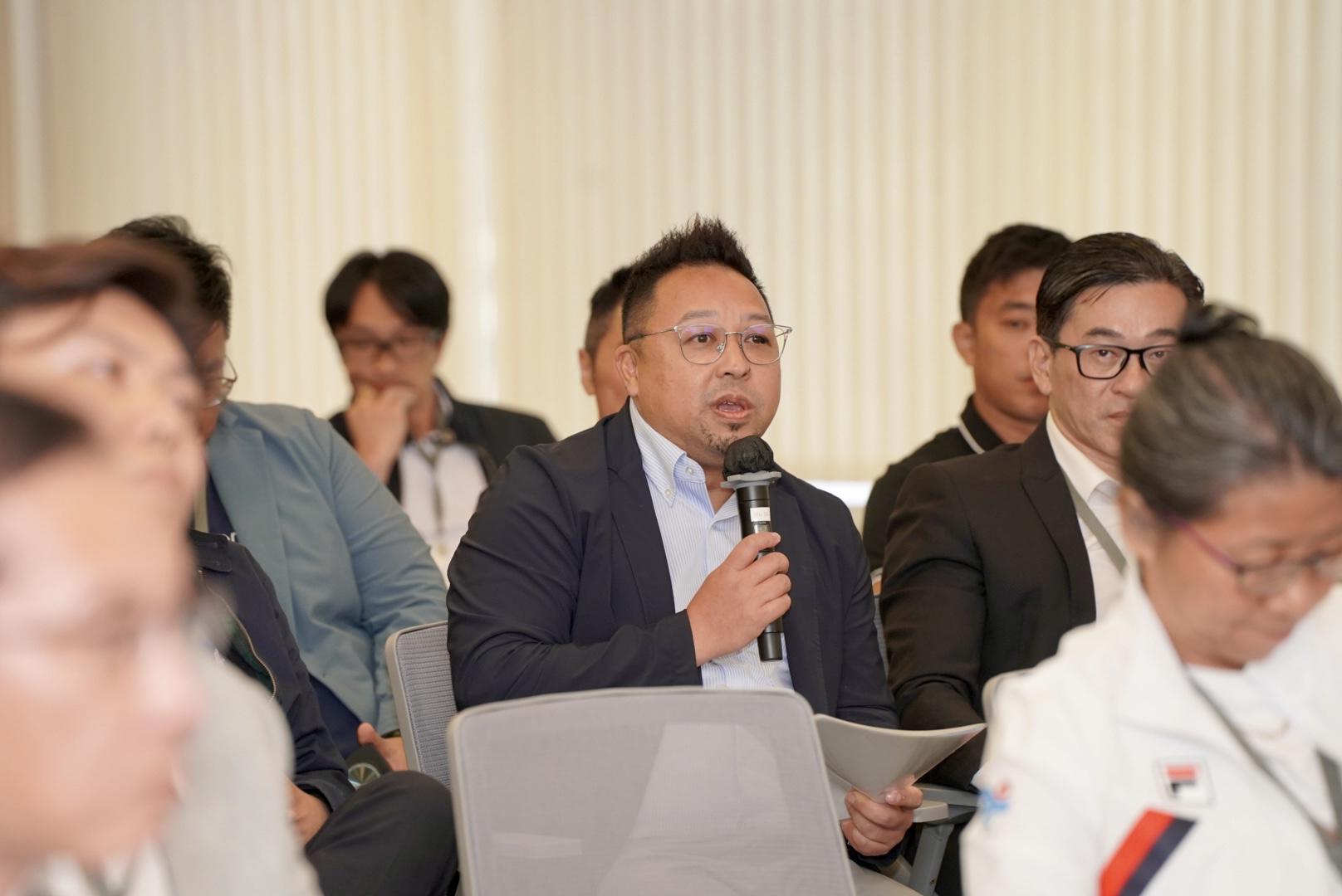 8 中国香港棒球总会会长何迪夫