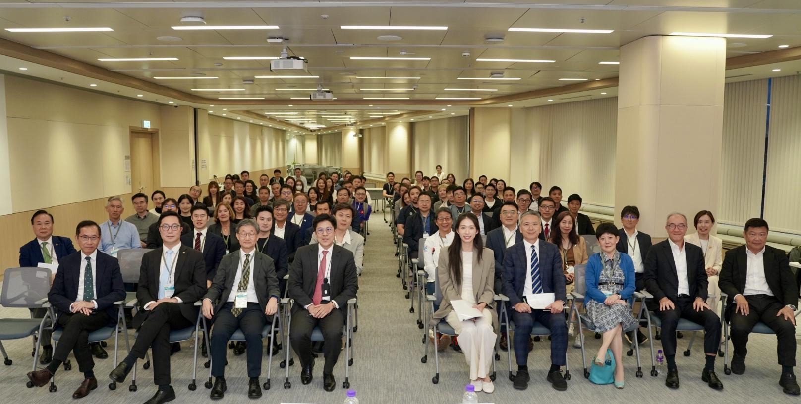 1 立法会议员霍启刚（体育、演艺、文化及出版界功能界别）举办的“香港五年规划”体育界咨询会