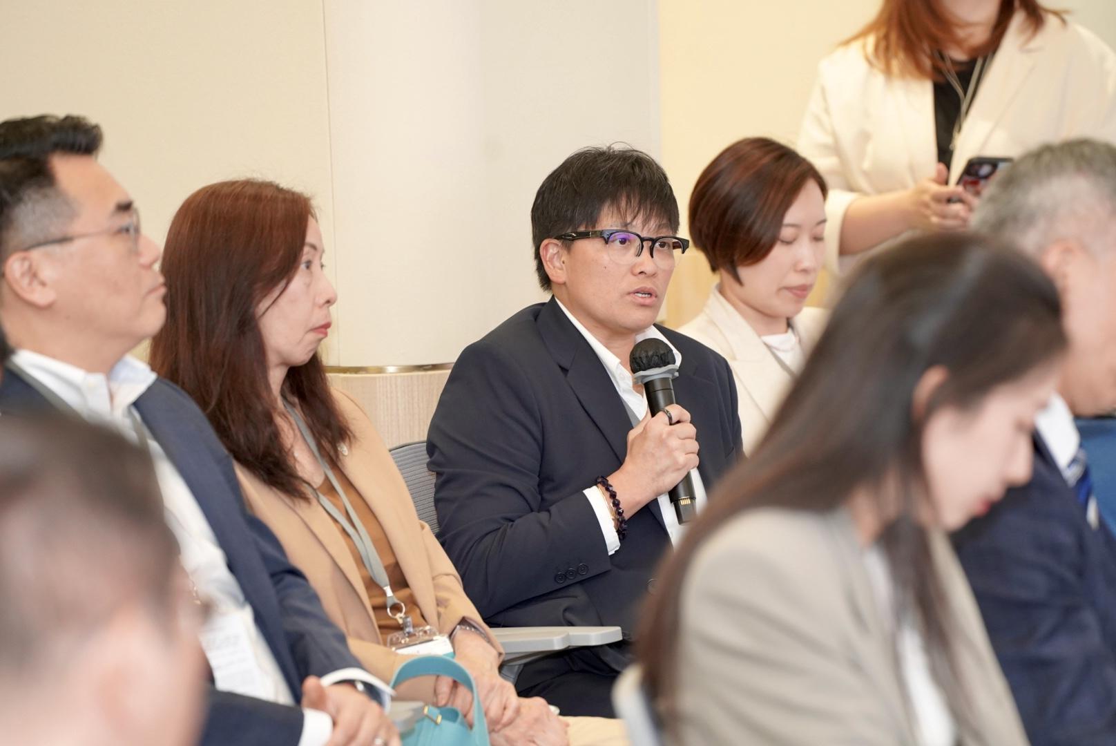6 中国香港三项铁人总会会长周俏男