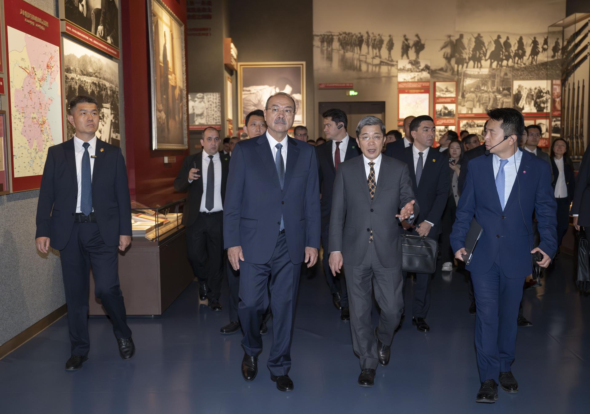 （XHDW）乌兹别克斯坦总理参观中国共产党历史展览馆+XxjpsgC000079_20260508_PEPFN0A001