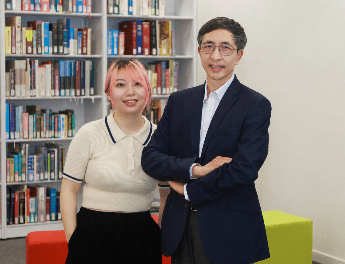 科大人文社會科學學院院長兼心理學及認知科學講座教授李平教授（右）與論文第一作者、科大博士後研究員彭穎瀅博士（左）合照。李教授領導的研究團隊發現，學生在觀看線上教學視像前，若先與真人或AI教師進行簡短對話，可有效促進學生的大腦活動同步，提升整體學習效果。
