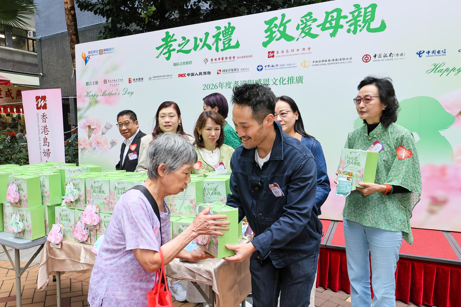 香港立法會議員何敬康先生向市民送上福袋