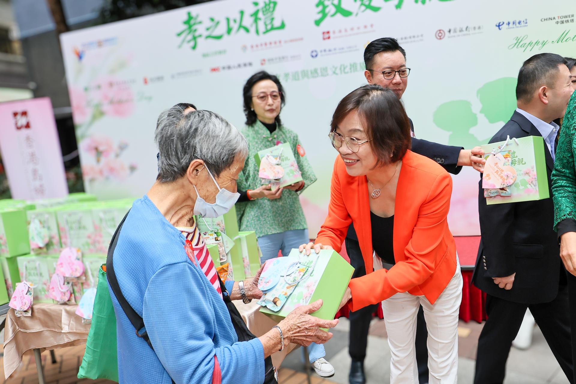 港區全國人大代表、立法會議員梁美芬女士GBS,JP向市民送上福袋