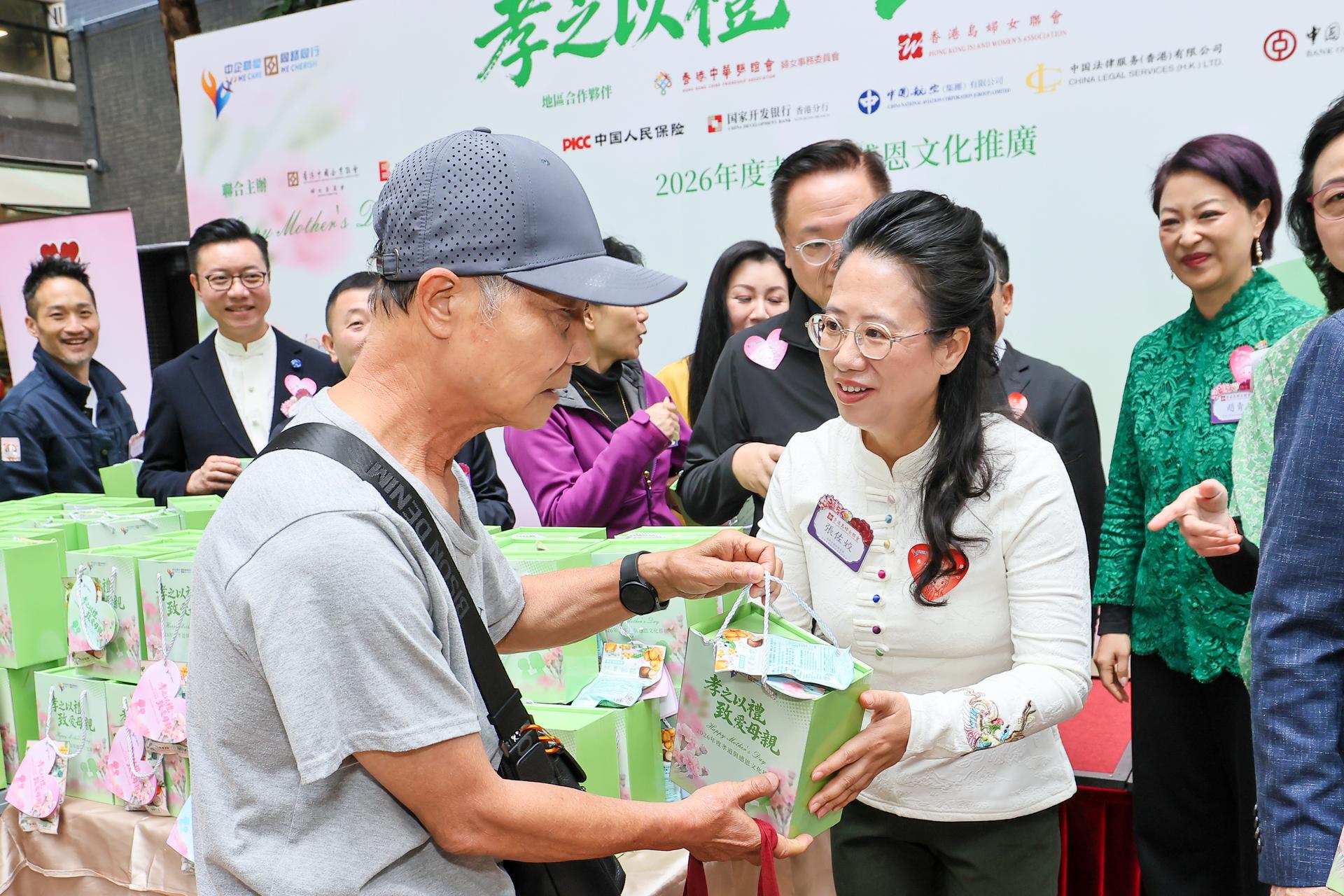 香港中華聯誼會常務副會長、全國政協委員、全國婦聯執委張佐姣女士向市民送上福袋