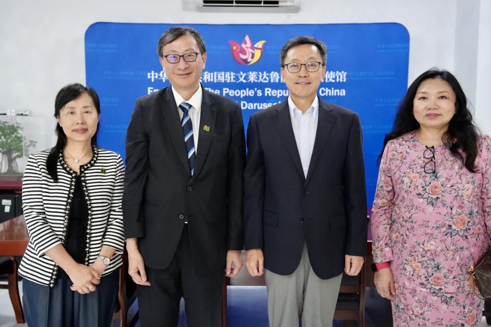 教大校长李子建教授(左二)、教大副校长(学术)郑美红教授(左一),以及汶莱大学助理副校长(全球事务)Joyce Teo Siew Yean 博士(右一),与中国驻汶莱大使陈少春先生(右二)会面。