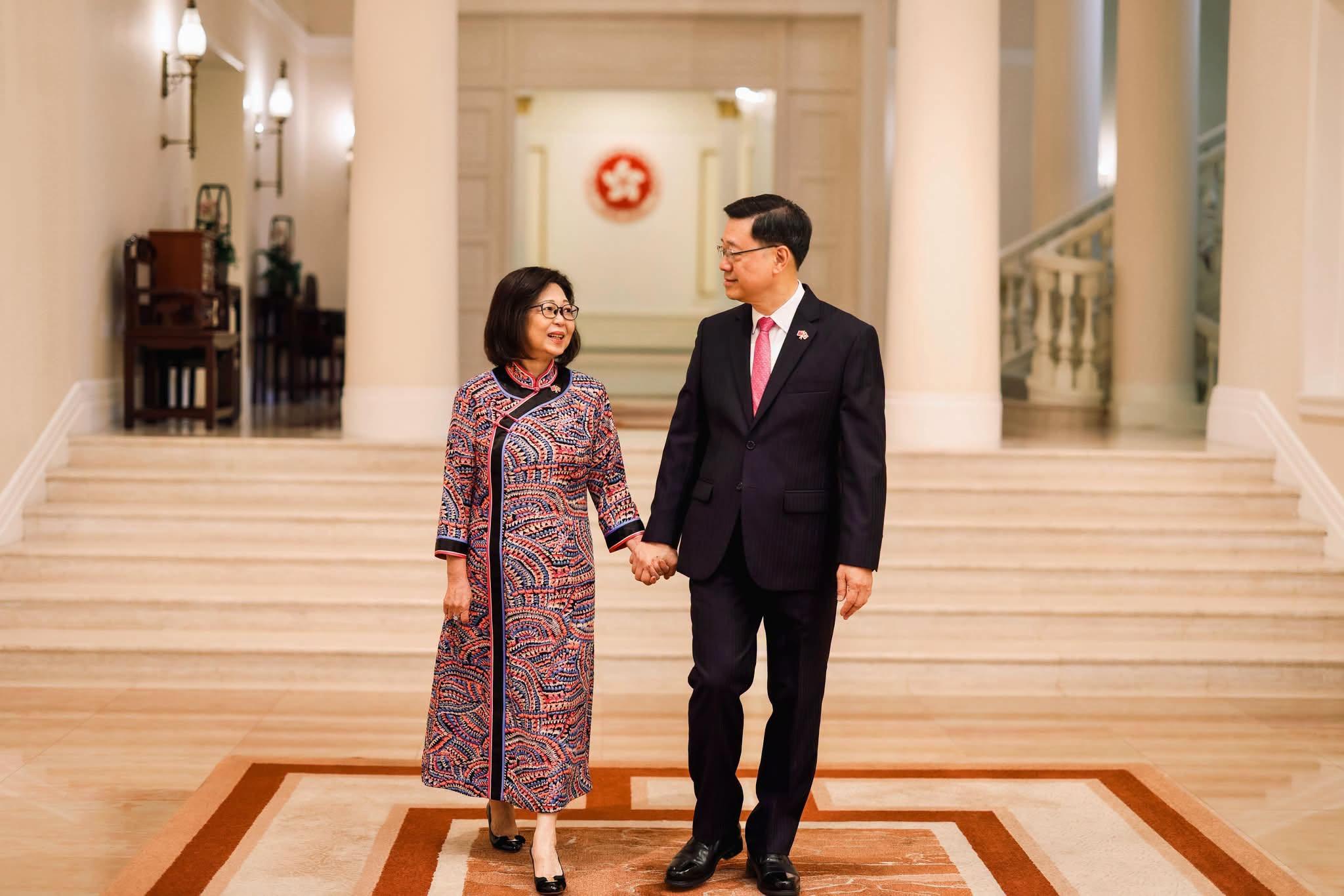 可能是包含下列内容的图片:一人或多人和椭圆形办公室