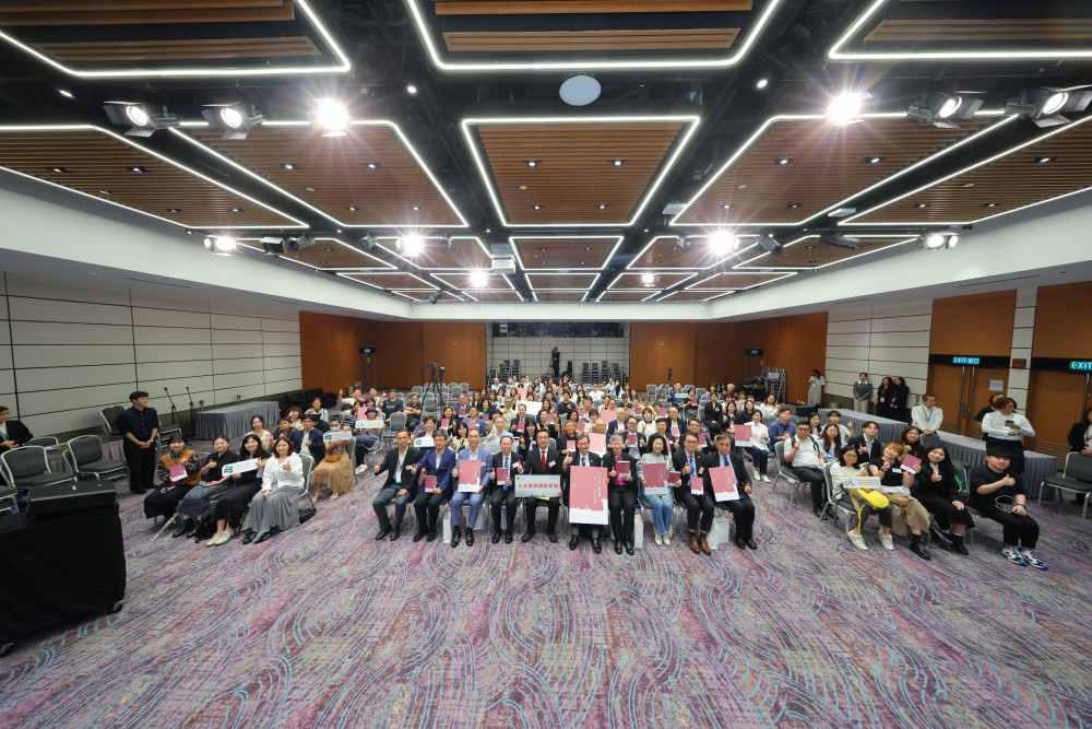 教大于香港书展举行《人大政协讲座系列:“十五五”与香港——教育、青年、社会的发展机遇》新书发布暨签书会
