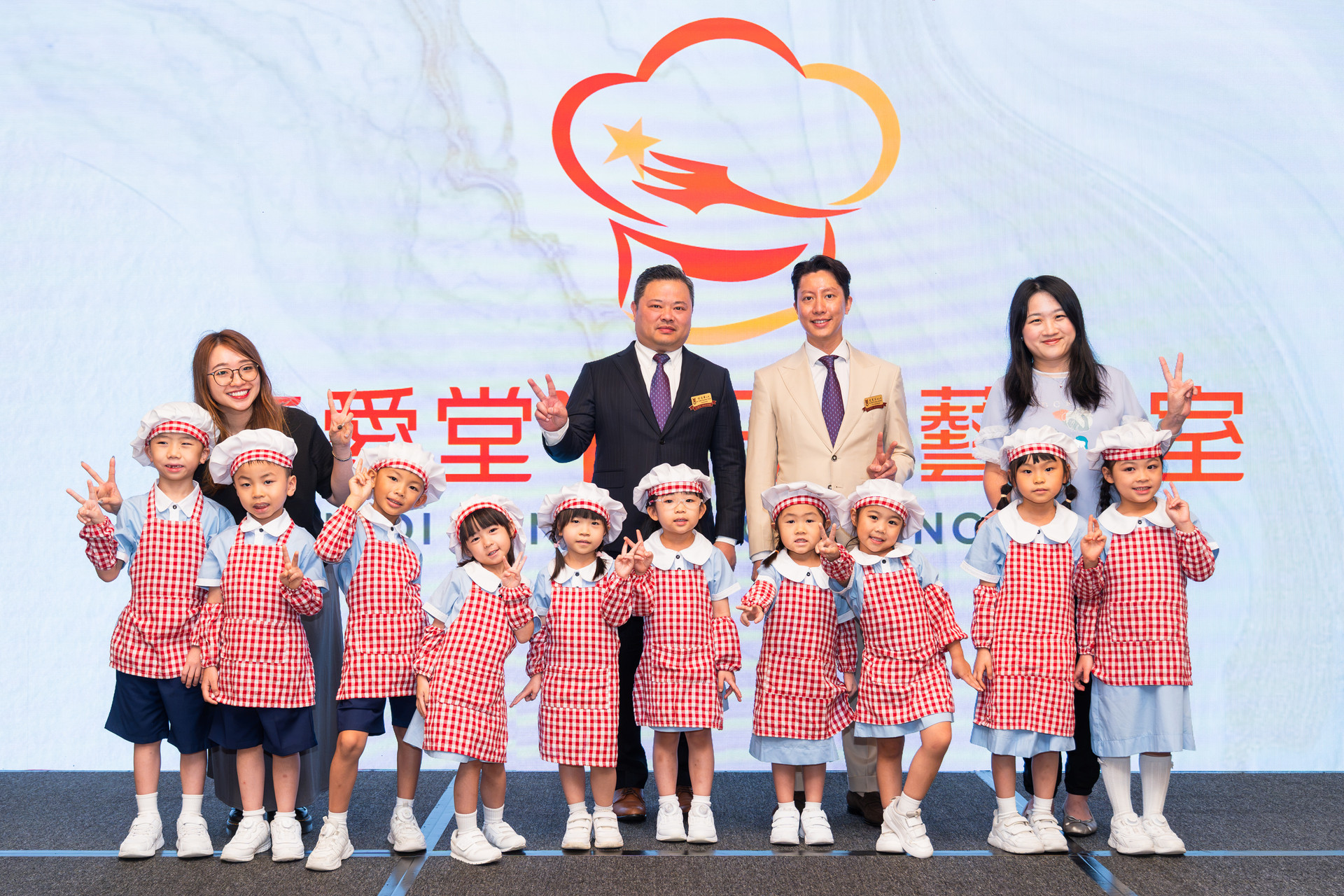 5.仁爱堂以烘焙结合幼儿教育、家长支援及正向教育，让小朋友化身“萌爆小厨神”，与程俊华主席（后