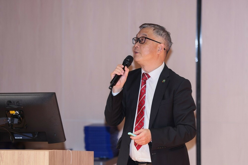教大助理副校長（人工智能及教育創新）徐貫東教授介紹本次大賽