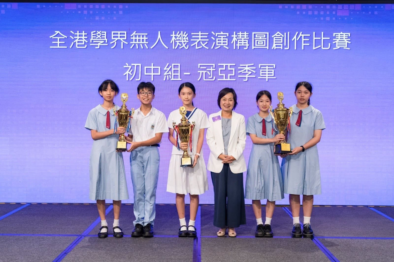 可能是一人或多人和顯示的文字是「全港學界無人機表演構圖創作比 初中組- 且-冠亞季軍」的圖像