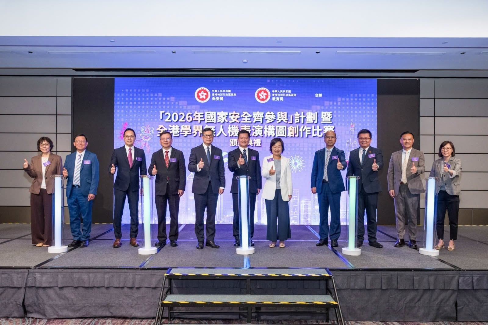 可能是西裝和文字的圖像