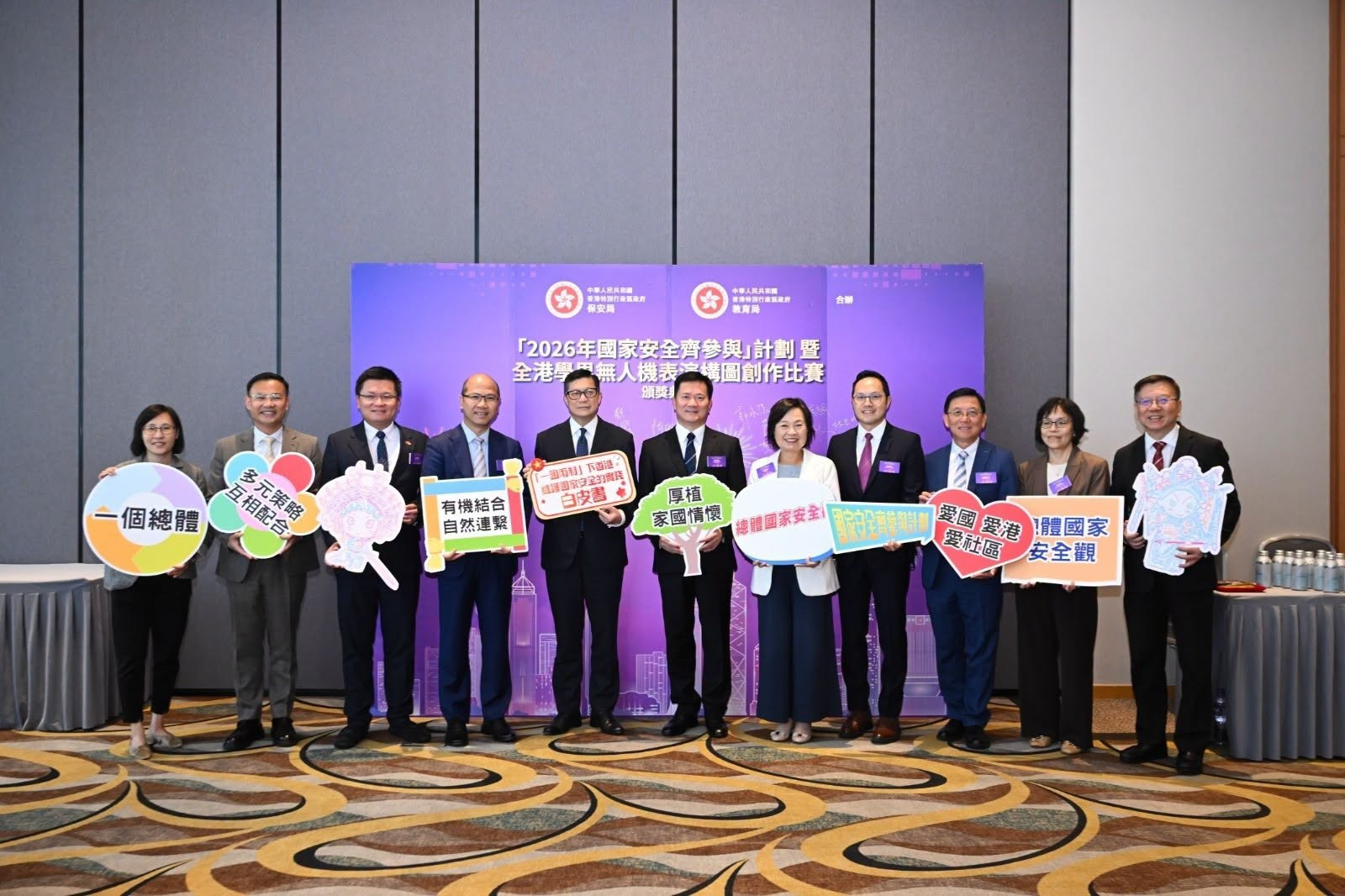 可能是包含下列內容的圖片：一人或多人和文字