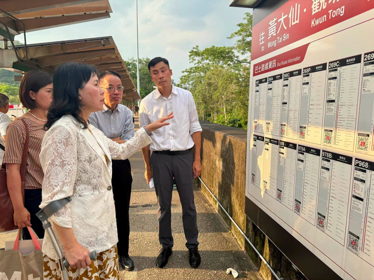 陳美寶在運輸署及九巴代表陪同下到訪大欖隧道轉車站。(運輸及物流局社交專頁)