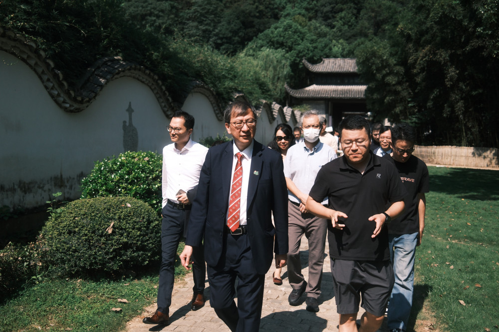 景德鎮陶瓷大學古陶瓷研究所研究員李錦偉老師(前排右)為教大師生介紹研究所的發展及古陶瓷研究工作