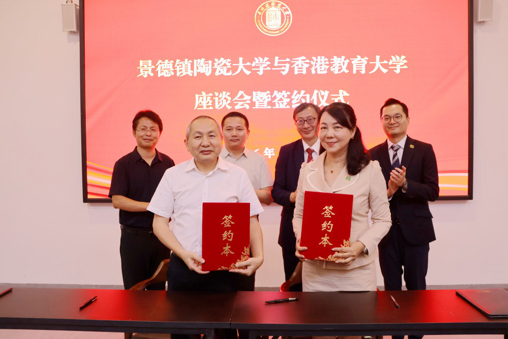 陶大副校長黃勇教授(前排左)與教大協理副校長(內地協作及發展)兼傳訊及協作處長蓋會霞女士分別代表兩校簽署合作備忘錄