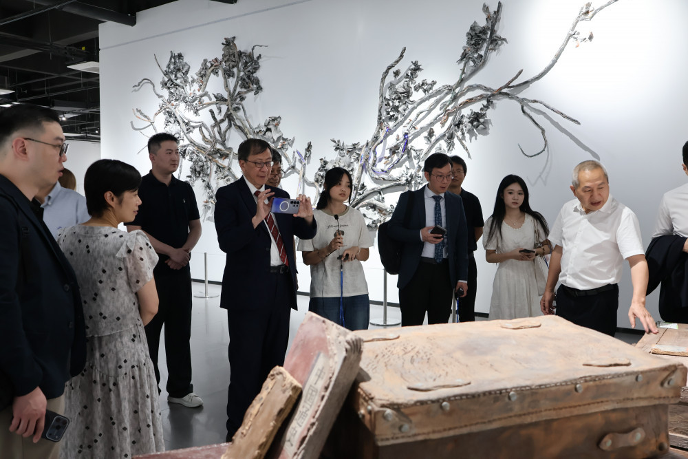 教大師生在景德鎮陶瓷大學觀賞國際陶瓷藝術雙年展,深入了解當代陶瓷藝術的創作與發展