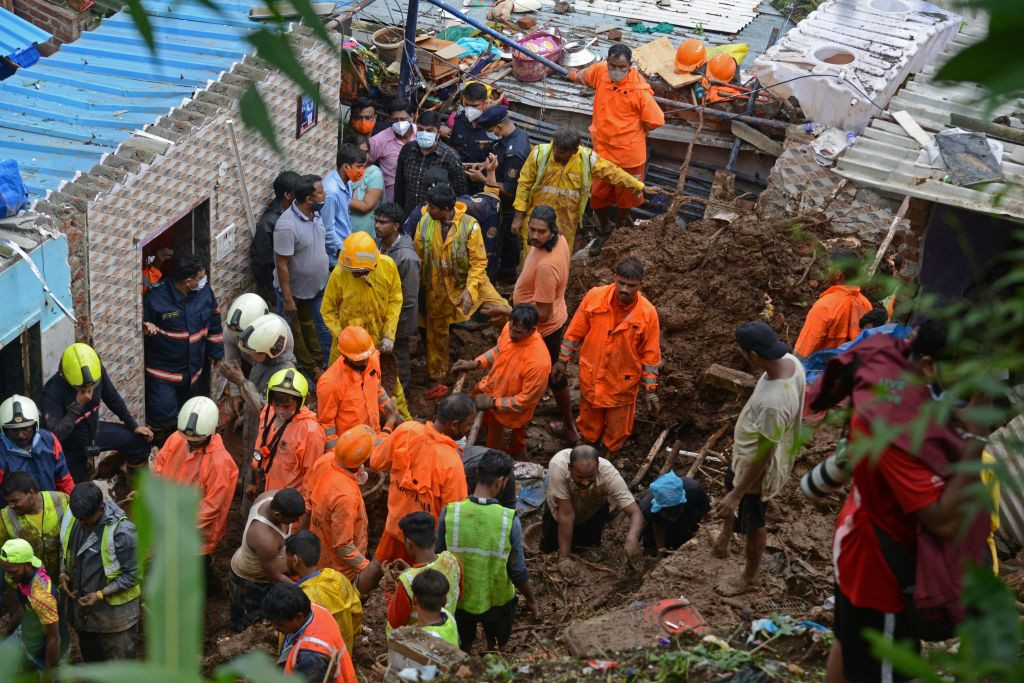 印度孟買暴雨土石流至少25死多人遭活埋| 新唐人电视台