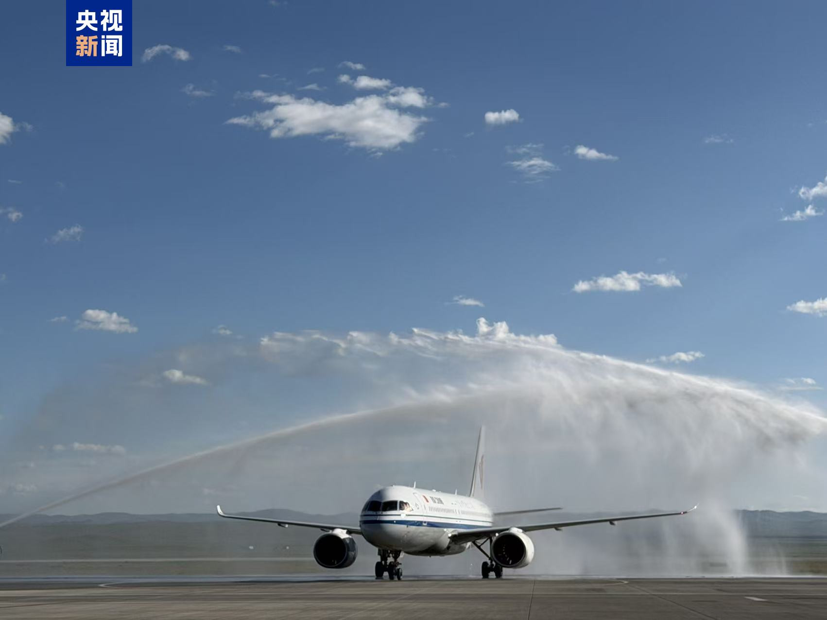 蒙古国方面用“过水门”仪式为C919“接风洗尘”
