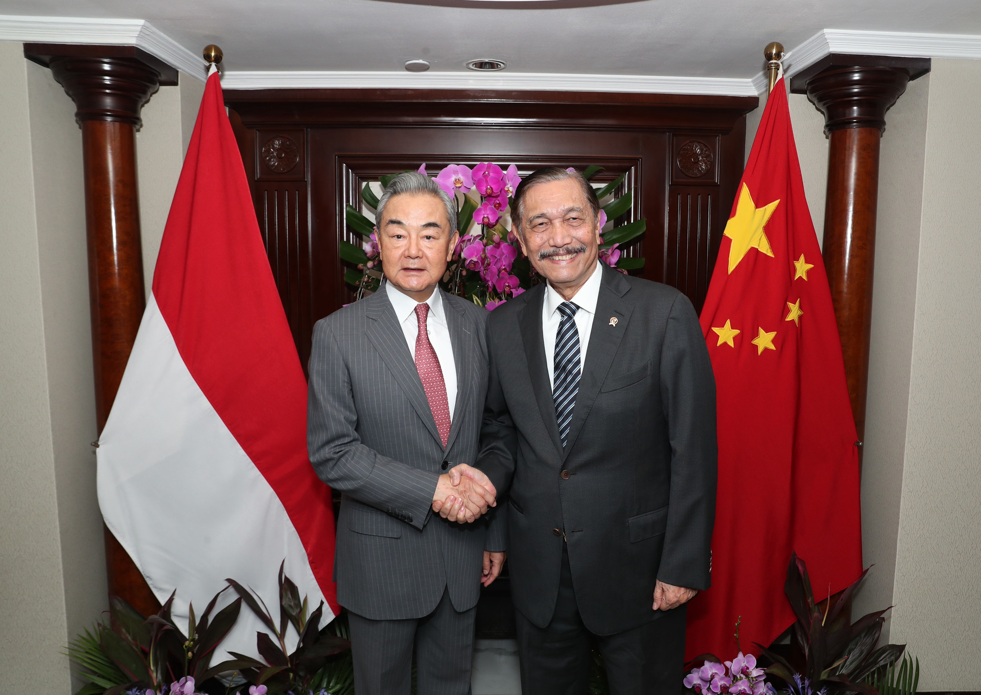 (XHDW)王毅会见印尼国家经济委员会主席卢胡特XxjpsgC000146_20260822_PEPFN0A001
