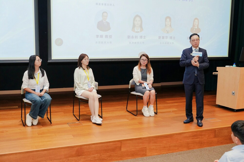 教大助理副校长（区域拓展）及幼儿教育讲座教授李辉教授主持圆桌会议