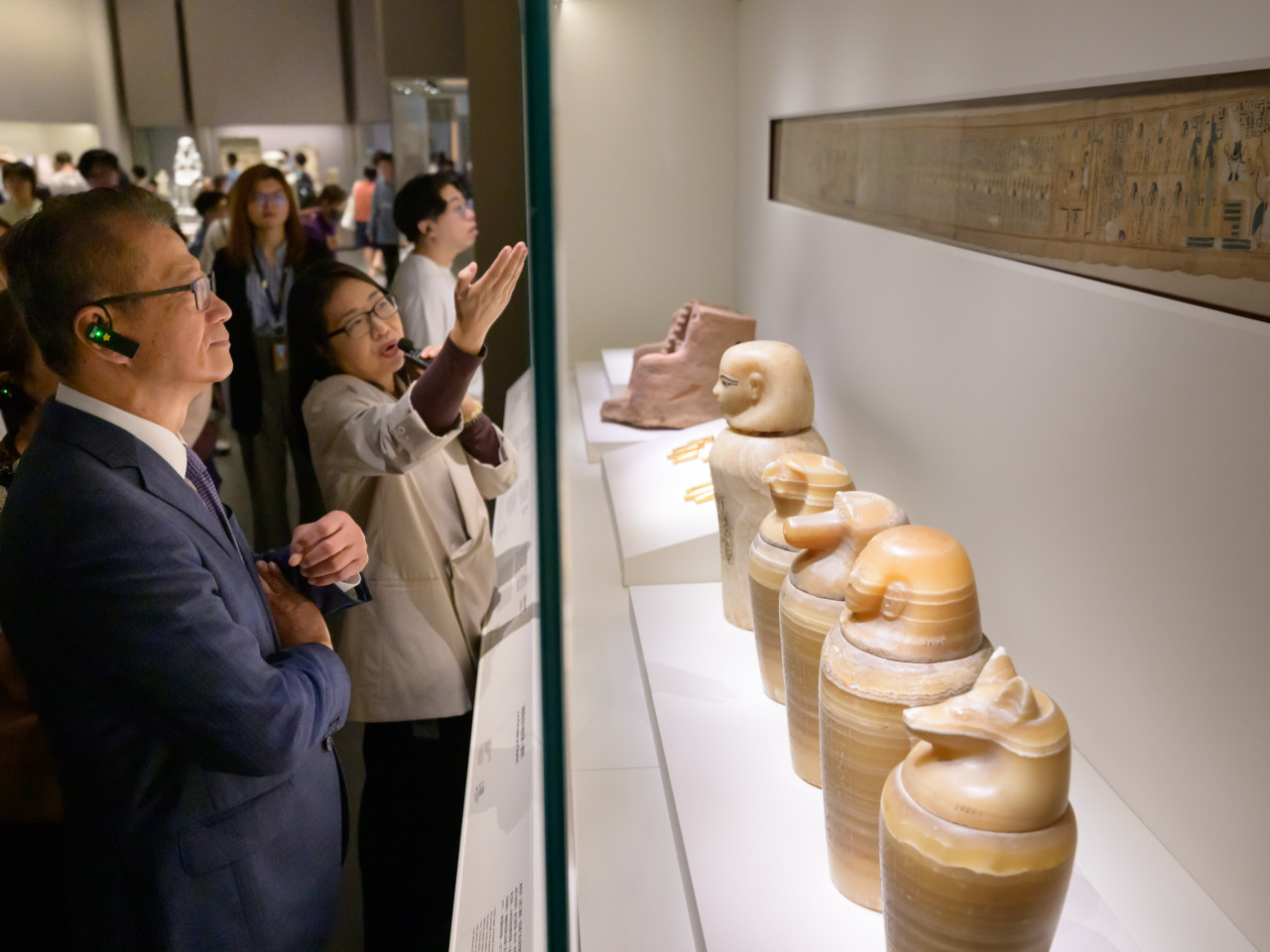 陳茂波在香港故宮文化博物館參觀「古埃及文明大展」。(財政司司長網誌)