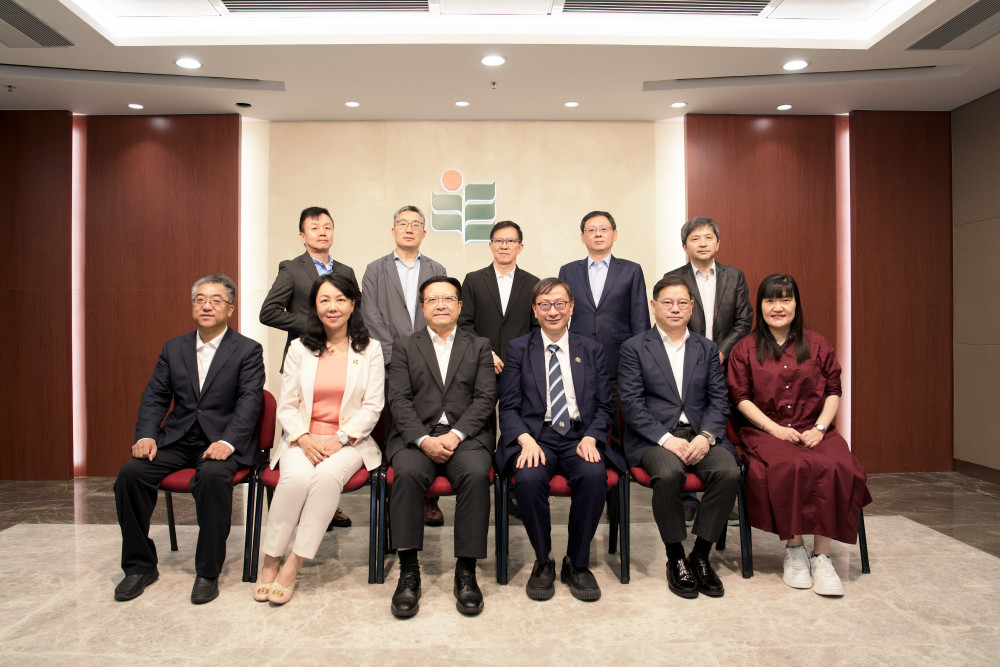 大文集團高層代表團於8月28日到訪教大。大文集團董事長兼香港文匯報社社長、大公報社社長李大宏先生(前排左三)、教大校長李子建教授(前排右三)、大文集團副董事長兼總編輯張國義先生(前排右二)、大文集團副董事長兼總經理鄭勇男先生(前排左一)、教大協理副校長(內地協作及發展)兼傳訊及協作處長蓋會霞女士(前排左二)、教大助理副校長(研究)谷明月教授(前排右一)。後排左起:大文集團編委辦主任趙鵬飛先生、大文集團全媒體新聞中心總編輯閆修彥先生、《大公報》總編輯于世俊先生、《文匯報》總編輯黃曉敏先生、《香港仔》總編輯林