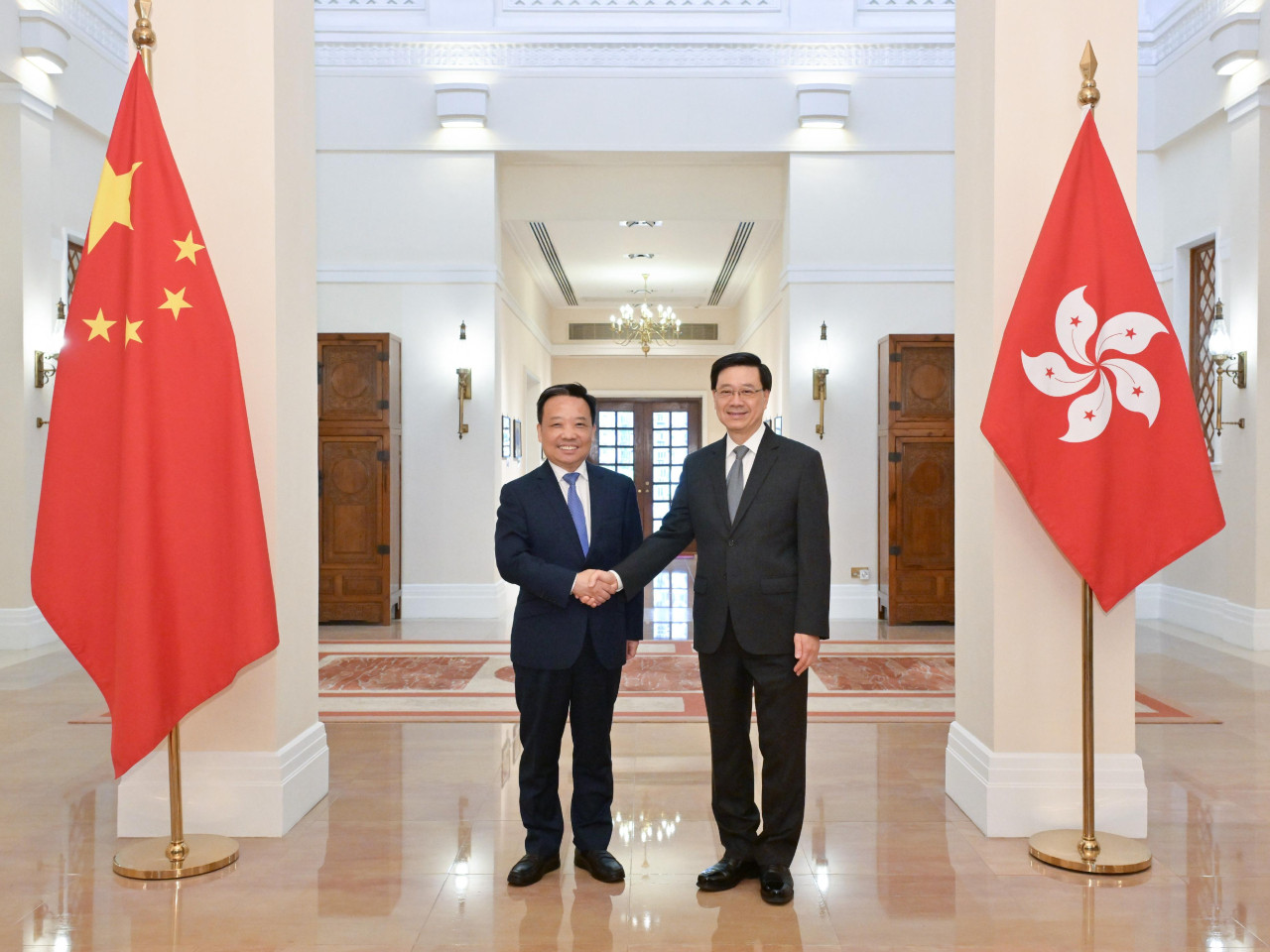 行政长官李家超（右）与深圳市委书记靳磊（左）会面。（政府新闻处）