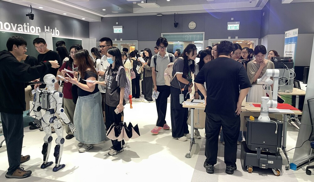 教大师生于LTTC路演观看人形机器人及互动机械臂示范