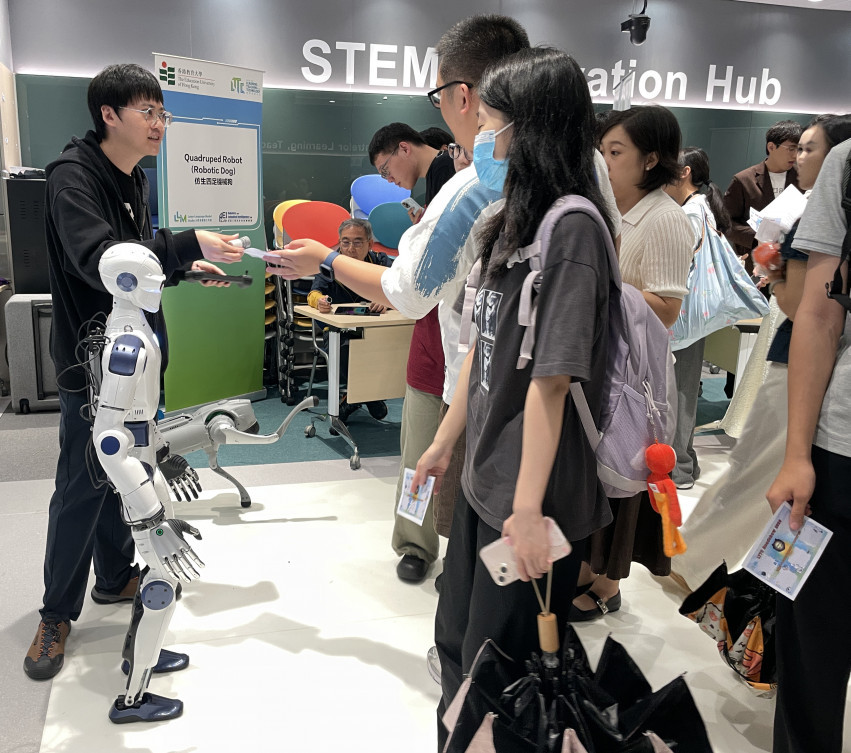 参加者观看人形机器人及仿生四足机械狗展示技能