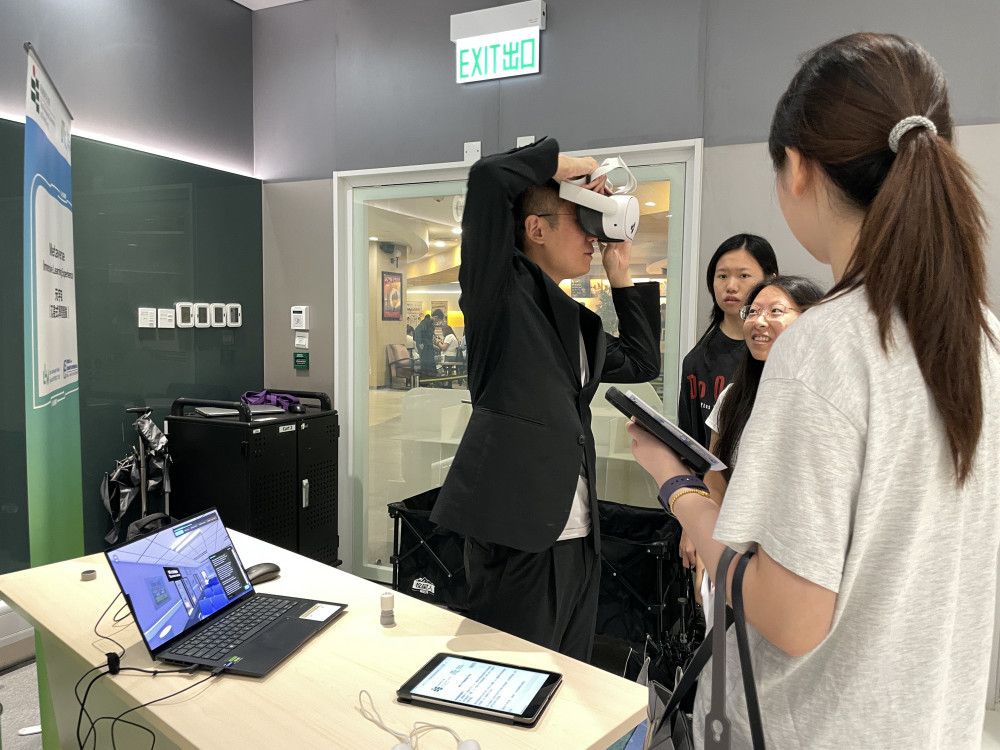 参加者戴上VR头戴装置，体验沉浸式学习环境