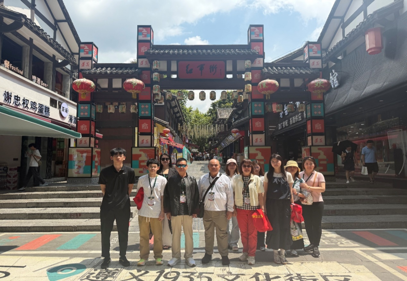 青年團員同會領導走訪紅軍街合影