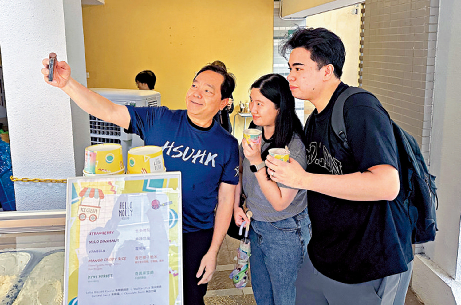 圖:香港恒生大學新任校長莫家豪(左)昨日履新,與學生親切合照。\恒生大學供圖