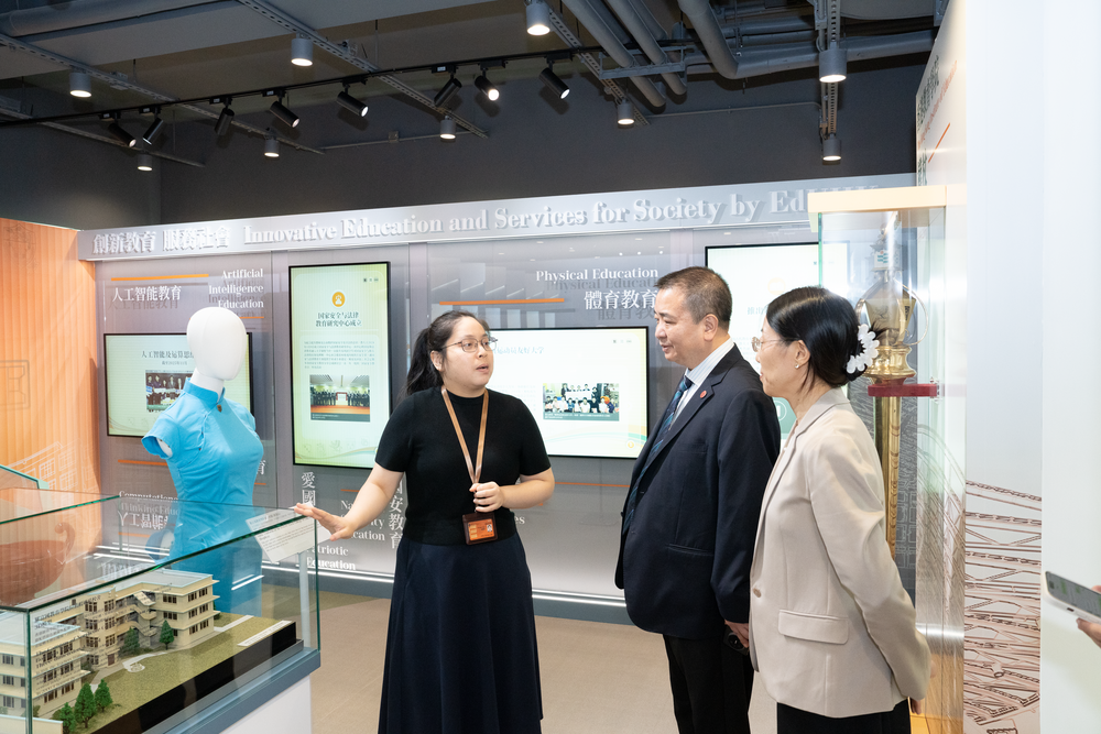 金院士參觀教大校史展